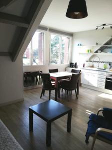 Appartements Studio, 15mn de la mer 5mn de la rue de la mer avec jouissance du jardin et parking : photos des chambres