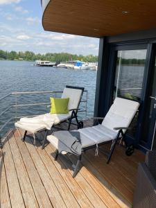 Schwimmende Ferienwohnung, Hausboot Urlaub als Festlieger am Steg