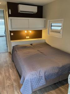 Schwimmende Ferienwohnung, Hausboot Urlaub als Festlieger am Steg