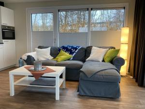 Schwimmende Ferienwohnung, Hausboot Urlaub als Festlieger am Steg