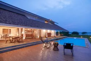 StayVista's Eva Villa - Lakeside Luxury with Modern Decor, Pool & Expansive Lawn - Near Sula - Girnāre