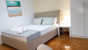 Apricot Apartment - Athens Center, 6 BD, 2.5 BATH