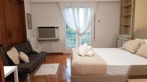 Apricot Apartment - Athens Center, 6 BD, 2.5 BATH