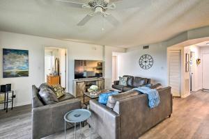 Ormond Beach Condo with Balcony and Pool Access!
