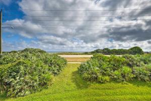 Ormond Beach Condo with Balcony and Pool Access!