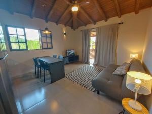 Cepilho - Flat com cozinha, 50mts da Praia, Churr, Piscina, WiFi eficiente, Netflix