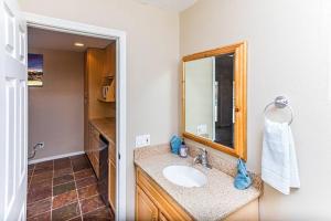 Resort Style Living w Pool, Spa, Games