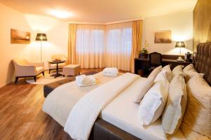Junior Suite Deluxe with Bathtub for 2 Persons and Air Con room in Business Hotel First