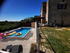 Maisons de vacances Magnifique gite en pierres 6 personnes avec piscine privee Ardeche plein sud : photos des chambres