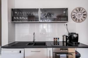 Jacuzzi and privacy with 2 balconies and FREE garage