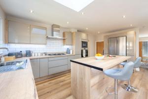 The Oaklands - Luxury spacious 6-bed, near Solihull, Birmingham City, JLR, NEC, Airport, Resorts World, HS2