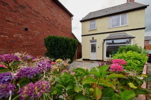 Maintenance, Transport, Medical Teams Bargain, 3 Bed Detached House, Mold, Sleeps 1 to 5