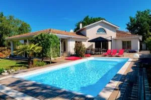 Plaisant villa with pool, close to the beach - Saumos
