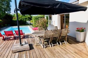 Plaisant villa with pool, close to the beach