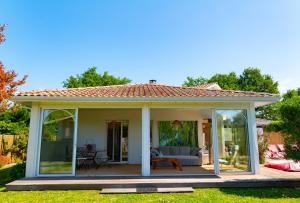 Plaisant villa with pool, close to the beach
