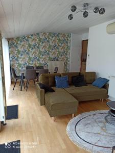 JURA - Maison de village entière avec piscine