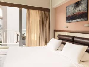 Double or Twin Room Pool Level room in Pearl Hotel