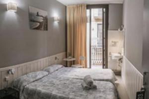 Twin Room with Balcony room in Pensión 45