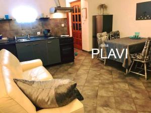 Apartment in Karin Gornji with sea view, balcony, air conditioning, Wi-Fi (4207-1)