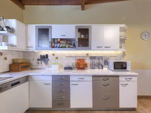 Holiday Home Cherry by Interhome