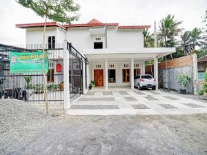 RedDoorz at Omah Candi Sari near Airport YIA