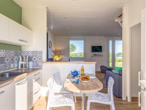 Maisons de vacances Holiday Home Le Bruit de la Mer - Trouz ar Mor by Interhome : photos des chambres