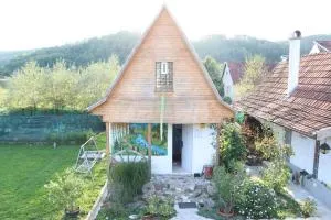 Agropensiunea Miliza şi Punctul Gastronomic Local - Căsuța din Zarand - Bata