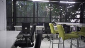 Hostel Lifespace- Tailor made for working professionals- Luxurious Twin Bungalow with CoWork- only 3 and 4 share Rooms