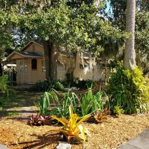 1 Beige Cozy Bungalow or 1 White Cozy Efficiency Cottage in Titusville - Mims