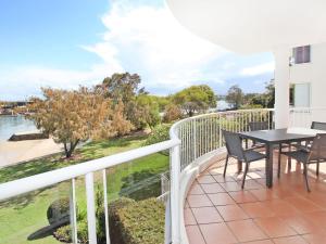 2 BD spacious apartment in Parkyn Parade with water views.