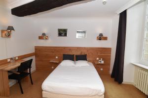 Hotels Logis Hotel du Commerce : Chambre Double