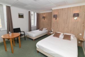 Hotels Logis Hotel du Commerce : Chambre Triple