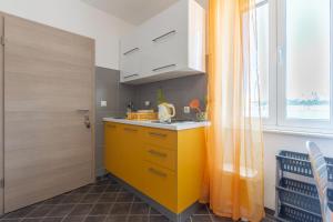 Studio Apartment Alina with Sea View