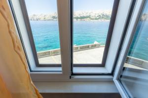 Studio Apartment Alina with Sea View