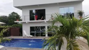 Hermosa casa en condominio Carmen de Apicalá Tolima - San Antonio