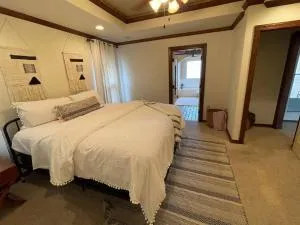 8beds, KING BED, fireplace, & whirlpool Sleeps 12 - Canyon