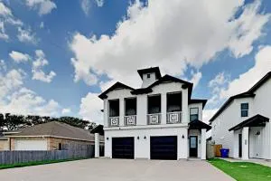 Luxurious Family-friendly Oasis with Laguna Views - Peary Place