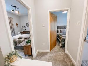 LITTLE RED HOLIDAY HOME - 2 Bed House with Free Parking within West Yorkshire, local access to the Peak District