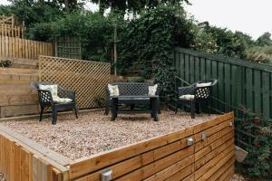 LITTLE RED HOLIDAY HOME - 2 Bed House with Free Parking within West Yorkshire, local access to the Peak District