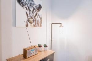 LITTLE RED HOLIDAY HOME - 2 Bed House with Free Parking within West Yorkshire, local access to the Peak District