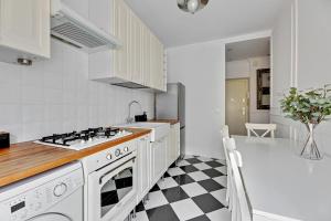 Długi Targ Street, Main Old Town & Riverside by Downtown Apartments