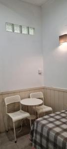 Superior Twin Room with City View room in Pensión 45