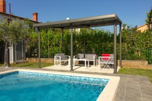 Lovely holiday home Pjacal II with pool in Pula