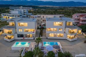 Apartments & Rooms Danivan Pool Villas B - 4hvězdičkové hotely ve městě Novalja