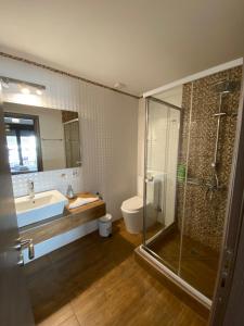 Nicholas Point Apartments and Rooms