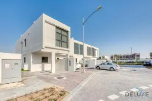 Extensive 3BR Townhouse at Janusia Damac Hills 2 by Deluxe Holiday Homes - Ud al Beida