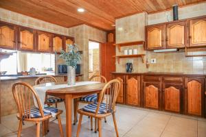 5 bedroom Traditional Fishermans old Gem w panoramic views, Bloubergstrand, Cape Town