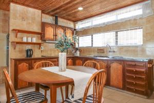 5 bedroom Traditional Fishermans old Gem w panoramic views, Bloubergstrand, Cape Town