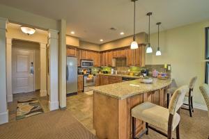 Inviting Branson Condo with Outdoor Dining Area