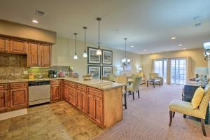Inviting Branson Condo with Outdoor Dining Area